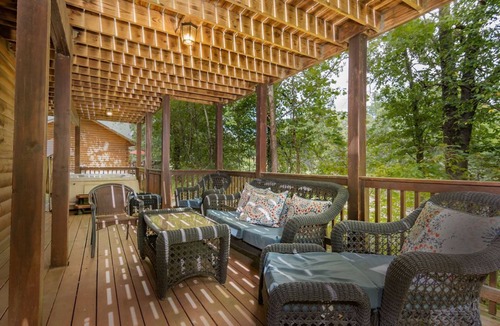 Branson Cedars Cabin | Upscale Log Cabin Over 2400 Sq Ft- Game Table-Free Tickets-Hot Tub-Car Charger-Near Thunder Ridge