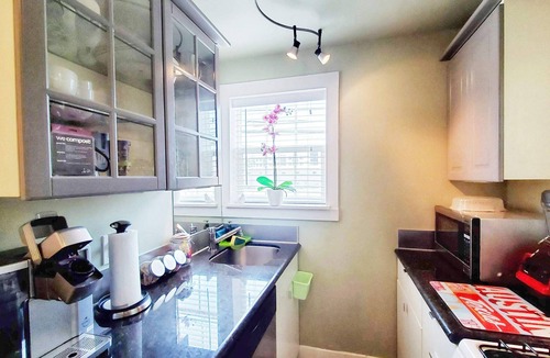 Hancock Cottage | UT Downtown Eco Private Carriage Pecan Tree House Free Wifi Wired Internet