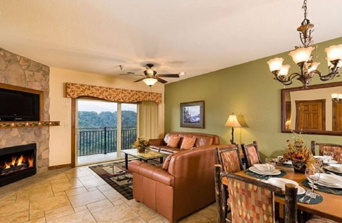Gatlinburg Resort | VIEWS! 2 BD-2 BA WATER PARK! MOUNTAIN TOP! PET! March, June, July, Christmas
