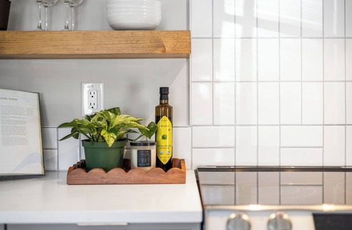 Three Oaks Villa | Villa Verde -Eclectic Cottage with WiFi and AC in Three Oaks