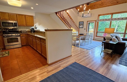 Bretton Woods House | W89: Spacious Bretton Woods Townhome with A/C, Fireplace & Easy Access to Skiing and Adventure