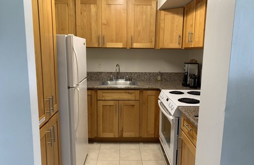 McCully - Moiliili Apartment | Waikiki Apartment sleeps 5 parking included