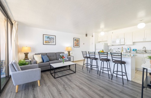 Waikiki Condo | Waikiki Escapade: Mountain Views Condo, Steps to Beach with Parking Perk!