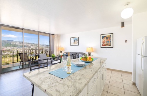 Waikiki Condo | Waikiki Escapade: Mountain Views Condo, Steps to Beach with Parking Perk!