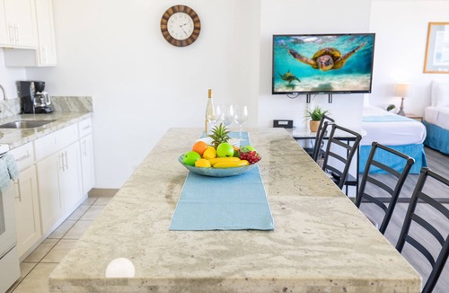 Waikiki Condo | Waikiki Escapade: Mountain Views Condo, Steps to Beach with Parking Perk!