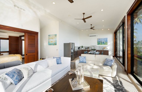 Kuliouou - Kalani Iki House | Wailupe Seaside Haven: Beachfront Luxury Home w/Pool & in City Proximity