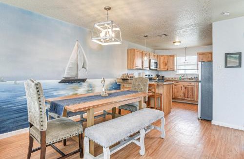 Surfside Beach House | Walk to Shore & Eats: Surfside Beach House