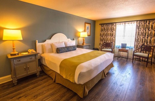 Crystal River Hotel | Waterfront Resort | Pools, Dining & Adventure on Crystal River