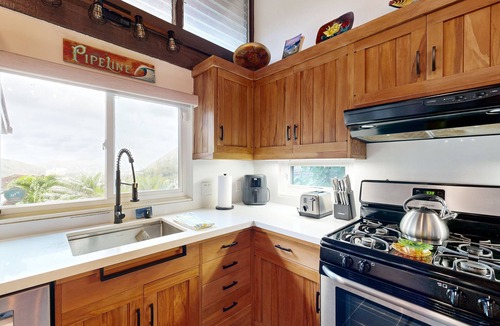 Hawaii Kai House | Zen home with fast WiFi, washer/dryer, koi pond & large lanai