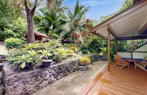 Hawaii Kai House | Zen home with fast WiFi, washer/dryer, koi pond & large lanai