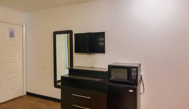 1 King Bed | Smoking, Kitchen