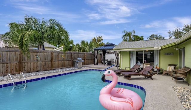 3BR Oasis | Sleeps 10 | Heated Pool | Ping Pong!