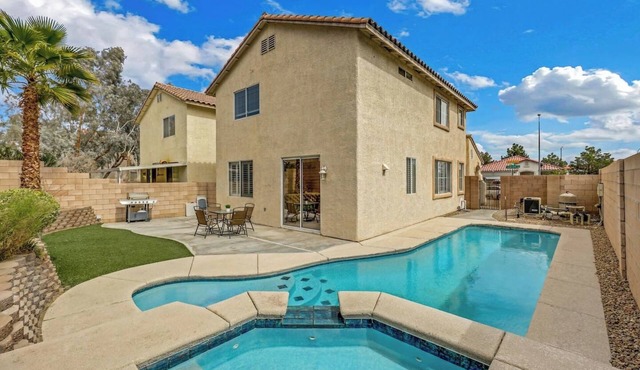 3BR w/GameRoom Loft + Pool | 10 Min to Strip!