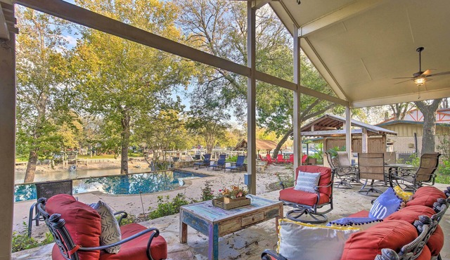 4-Season Boathouse, Hot Tub! Guadalupe River Oasis