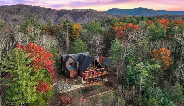 5 bd Cabin w/VIEWS, Secluded, Hot Tub, In & Outdoor Fireplaces