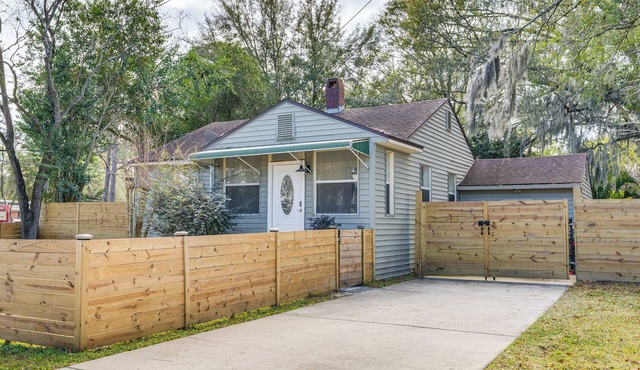 6 Mi to Dtwn Entertainment! Stylish JAX Abode