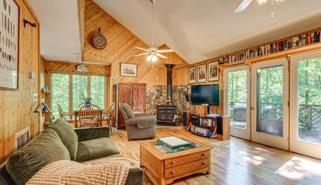 9 Mi to Lake Keowee! Secluded Creekfront Getaway