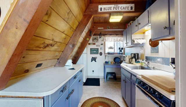 A-frame near Miller Pond & golfing - firepit & deck with forest views