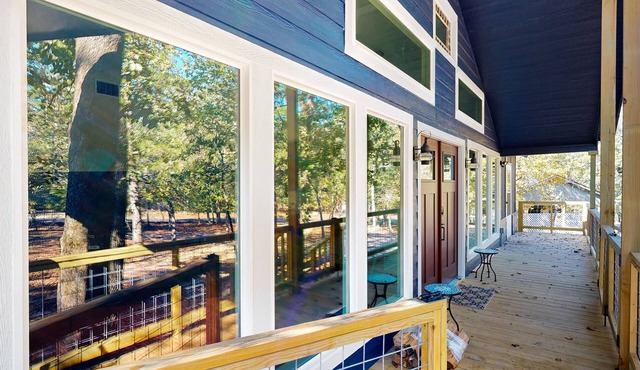 All-new cottage with resort amenities, covered porch, & screened dining room