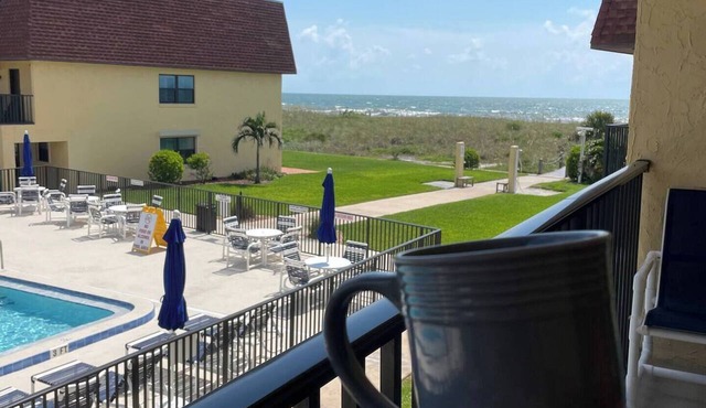 Beachfront with heated pool, 60 seconds to beach
