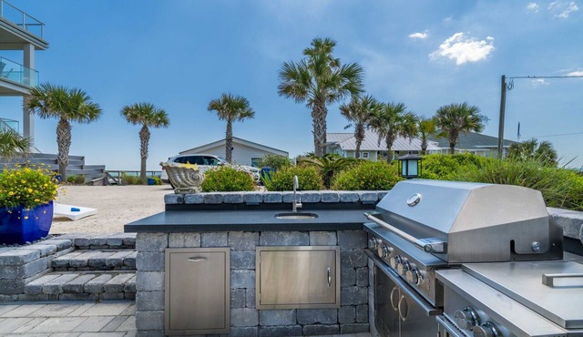 ☀️ Beachside with Private Beach Access ☀️ 4 luxurious King bedrooms & 4 baths ☀️ Comfortably sleeps up to 8 guests ☀️ Outdoor Kitchen and Dining ☀️ Within walking distance of 2 restaurants: SaltLife & Sandbar ☀️ Outdoor Kitchen ☀️