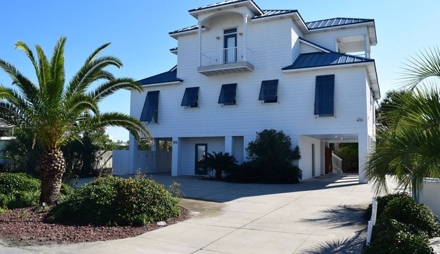 Beautiful 'Bella Blue' Heated Pool, Elevator & Best Location