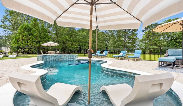 Beautiful-Lakefront Farmhouse Retreat w/Pool