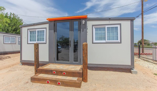 Big Spring, TX-Tiny Home Charm - Studio in Big Spring
