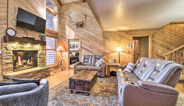 'Blue Spruce Cabin' w/Hot Tub & Resort Amenities