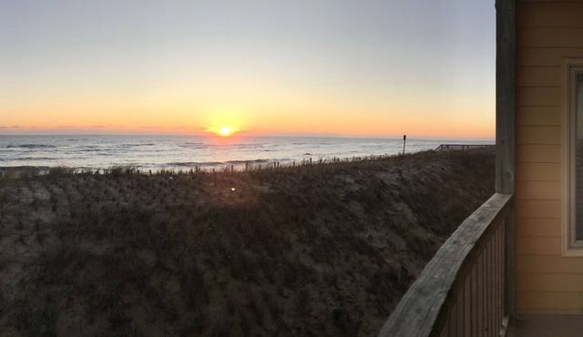 ⭐️⭐️⭐️⭐️⭐️Booking summer 2026! Beautiful, modern condo on the beach. ⭐️⭐️⭐️⭐️⭐️