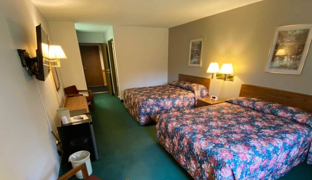 Boulder Bear Motor Lodge - Two Queen Beds 105 Front in Boulder Junction