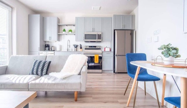 Boulevard Stays Comfortable 1BR Suite w Pool, Parking, Gym 03