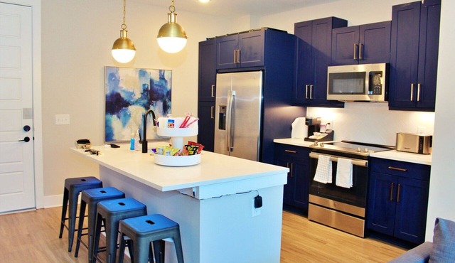 Centrally Located Modern Apartment Downtown w/min Travel Times to Popular Places