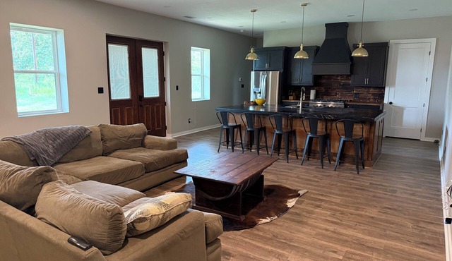 Charming 2-bedroom farmhouse with AC, fitness room in tranquil Franklin
