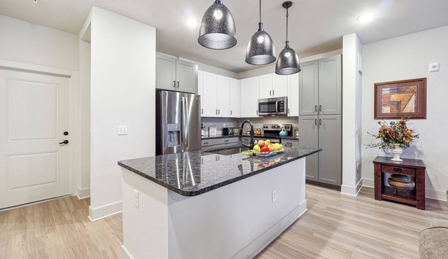 Charming 2-Bedroom Townhome in Austell close to Battery, 6 Flags + Fitness room