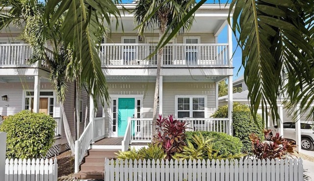 Charming 3-bedroom house featuring a heated private pool.