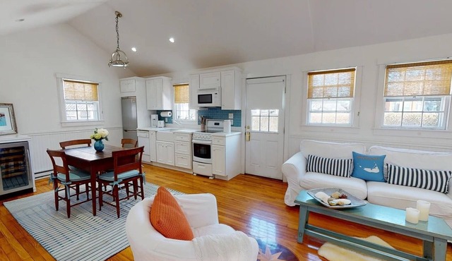 Charming cottage, close to lower Main Street.