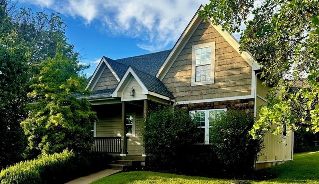 Charming Deep Roots Den on Table Rock. Great get away location. Rare find.