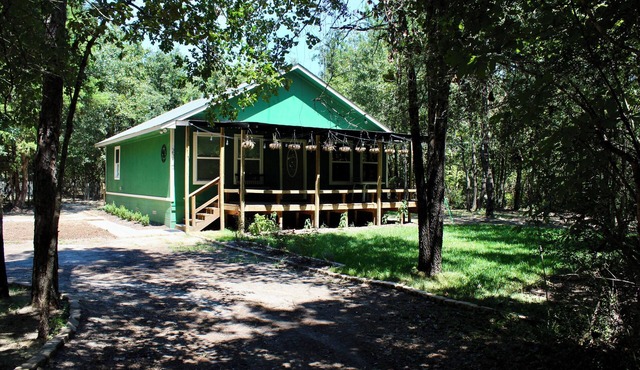 Charming Forest Retreat with Modern Amenities – Perfect Getaway!