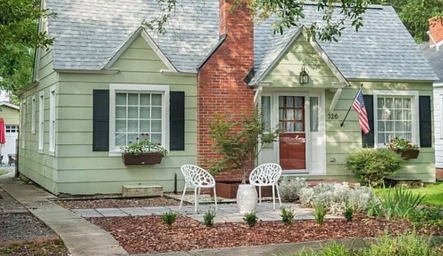 Charming Georgetown bungalow within walking distance to downtown & boat access