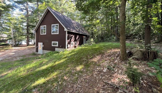 Charming Lakefront Apartment with Stunning Views and Cozy Amenities