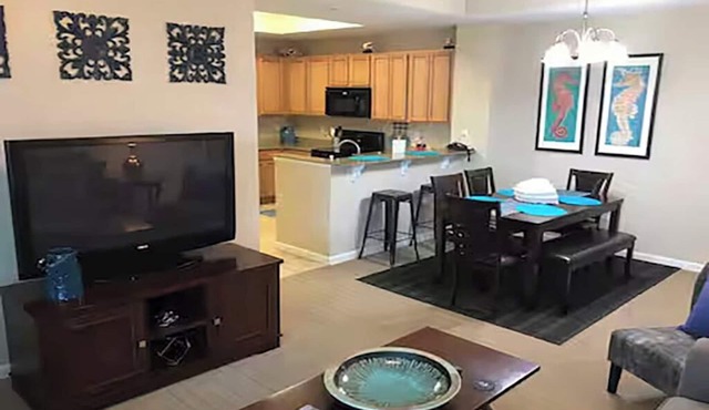 Charming poolside 2-bedroom condo w/gym, hot tub and steps from Destin Fun!