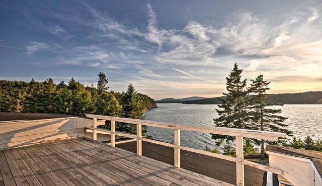 Charming Waterfront Winter Harbor Cottage with Views!