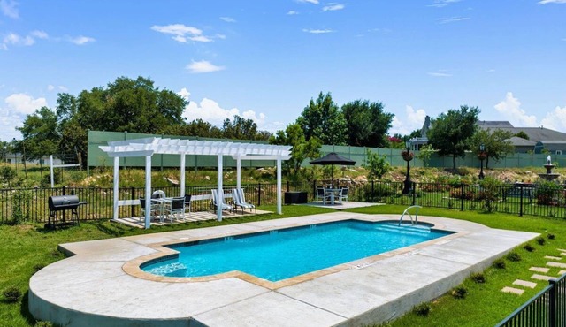 Chateau-Barred Rock 1 private bedroom & pool