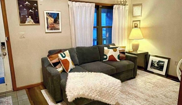 Comfortable 2BR-2BA Mountain Getaway Near Slopes