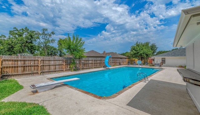 Comfortable Escape - Pool w/Slide & Hot Tub, Great for Families & Groups