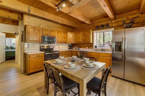Covered Deck, Private Acreage: Log Cabin in Pine in Pine
