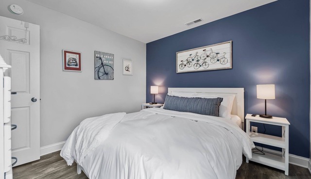 Cozy beach get away situated between the ocean and sound. Pet friendly!