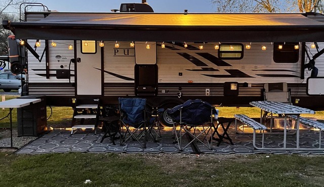 Cozy camper in Clemson Hills. 5 minutes from Clemson University. Pet friendly!