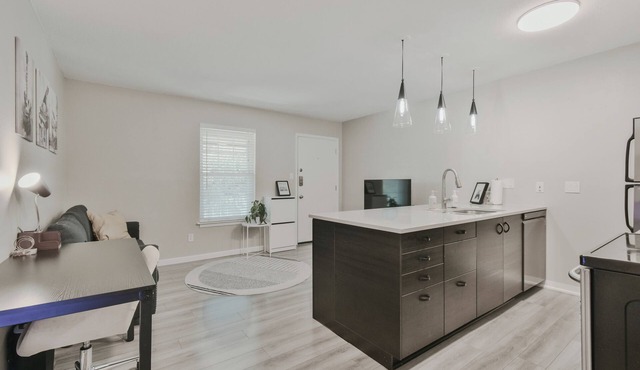 Cozy Central Austin Getaway, Pool, Wi-Fi, Free Parking, Near Downtown, So Co.